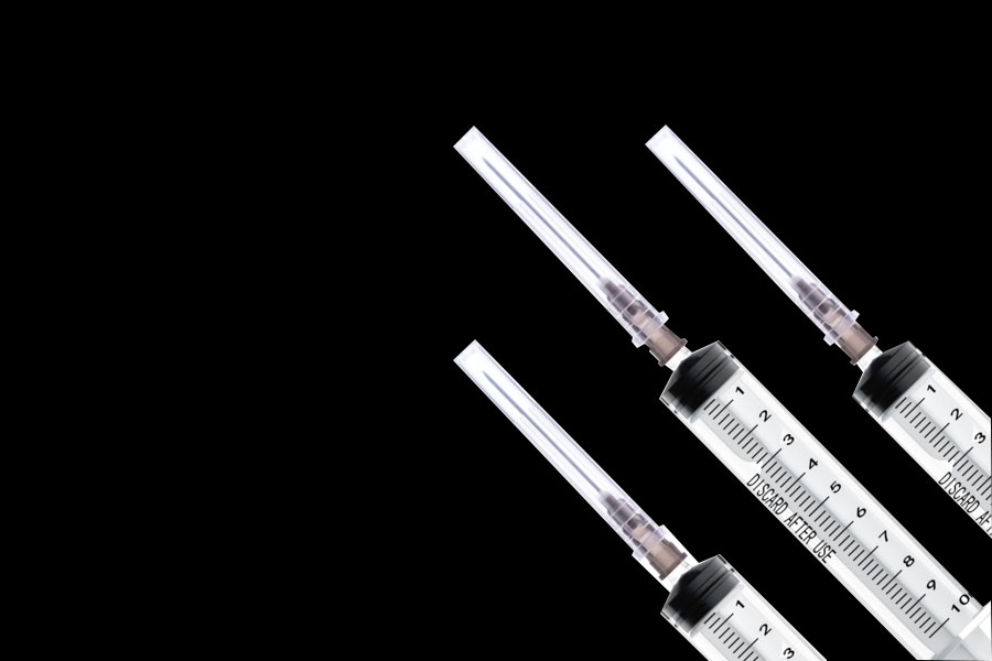 Quaenam sunt praecipuae utilitates syringes utendi disponibiles comparatae reusables in occasus medicinae?